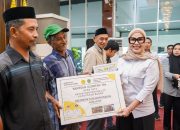 Bupati Barru Serahkan Bantuan Alsintan untuk Dukung Swasembada Pangan