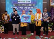 Penasehat DPW Kementerian ESDM Serahkan Bantuan PJUTS, BPBL, dan Sembako kepada Masyarakat Barru