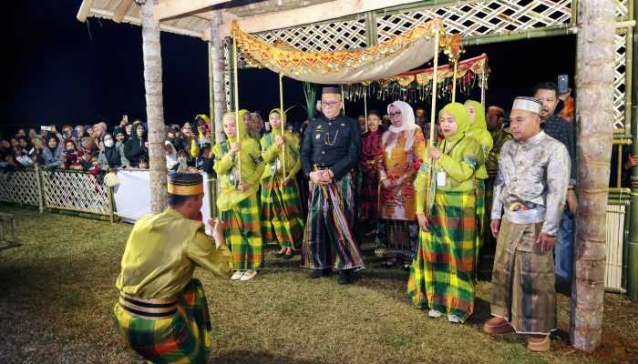 “Jaga Budaya, Jaga Jati Diri” – Wabup Barru Buka Festival Mappadendang di Pujananting