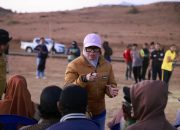 Di Sela Bhayangkara Off Road, Bupati Barru Beri Sarung dan Cek Kesehatan Warga