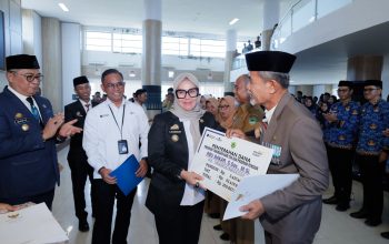 Bupati Barru Lantik 154 PNS dan 154 Pejabat, Serahkan SK Pensiun untuk 15 ASN